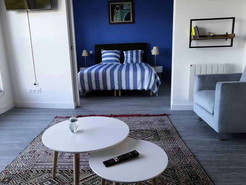 Chambre de La Pêcherie vue depuis le séjour, tête de lit noire