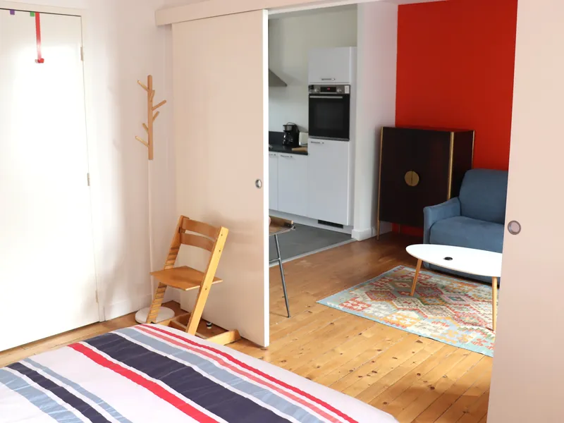 La chambre du Carrousel, ouverte sur le séjour et la cuisine