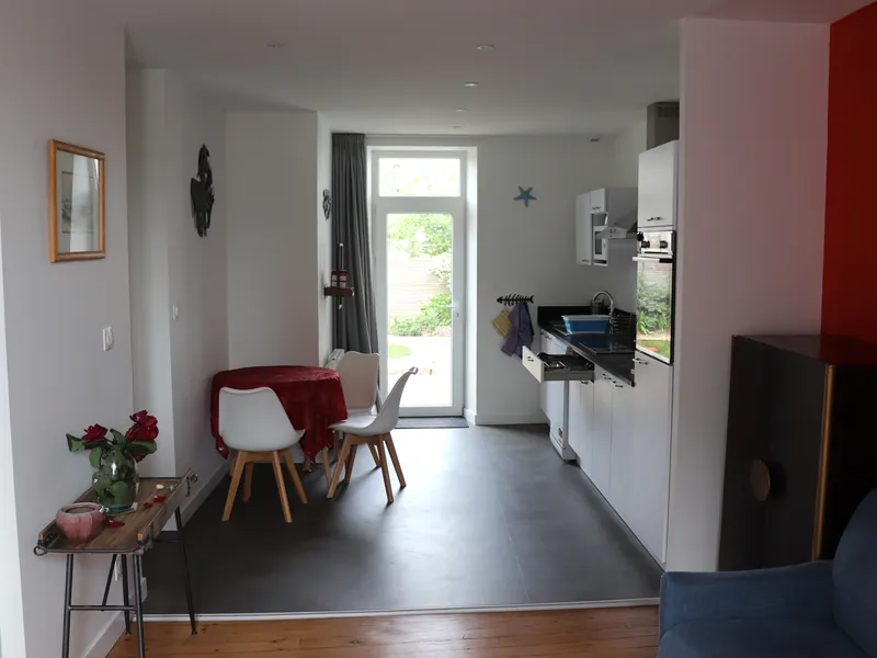 Cuisine équipée du Carrousel, coin repas et accès direct au jardin